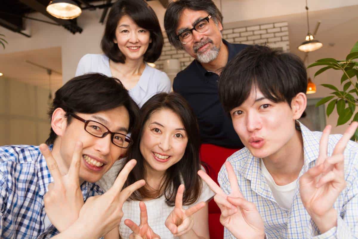 Do Japanese kids live with their parents?