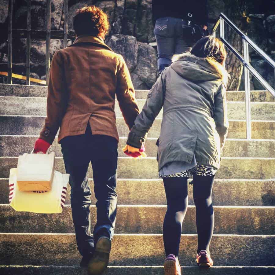 Is holding hands in Japan wrong?