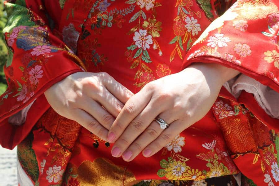 What hand do Japanese wear wedding rings?