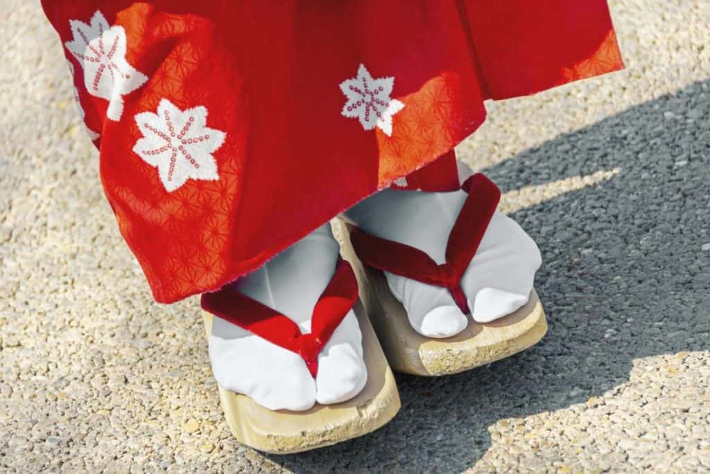 Why do the Japanese wear toe socks?