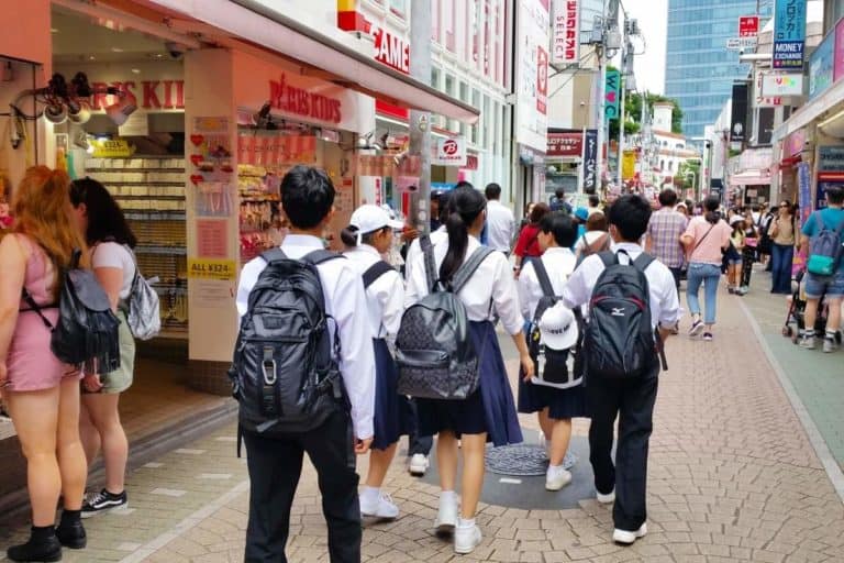 Do Japanese schools have cafeterias?