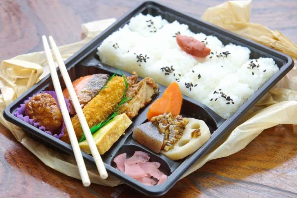 Where do Japanese students eat their lunch?