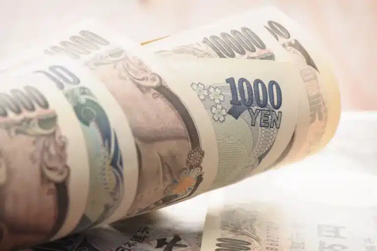 Should I Get Yen Before Going To Japan? Currency Exchange Guide