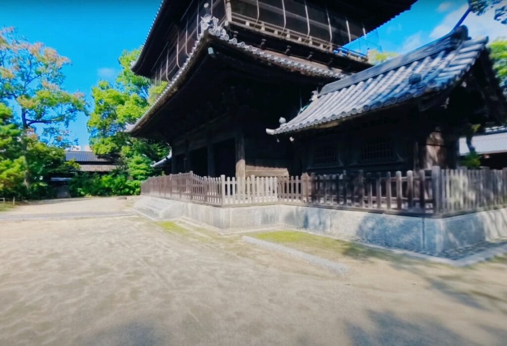 Sanmon Gate beckons you forward into Shofukuji's inner sanctum